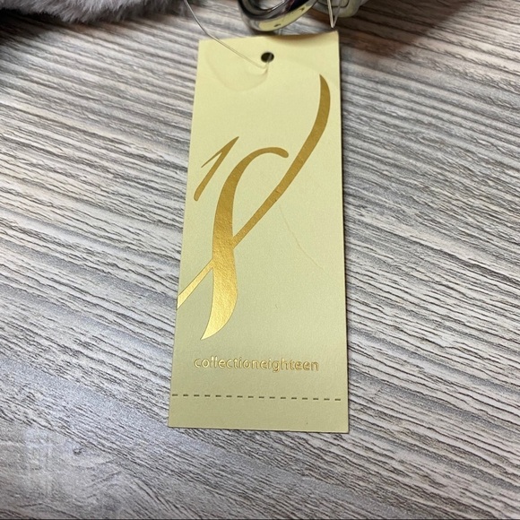 NWT super cute silver bucket purse with faux fur handle crossbody shoulder strap - Picture 9 of 9